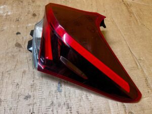 LAMPA TYŁ TYLNA PRAWY PRAWA W BŁOTNIK LED TOYOTA AURIS II LIFT HB