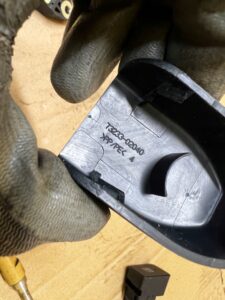 2 X OSŁONA ZAŚLEPKA MOCOWANIA PASA BEZPIECZEŃSTWA PRZÓD TOYOTA AURIS II