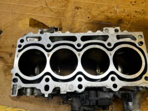 BLOK SILNIKA SŁUPEK PANEWKI TOYOTA RAV4 V 2.5 HYBRID XA25A