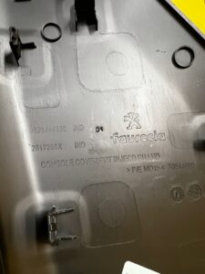 OSŁONA ZAŚLEPKA KONSOLI TUNELU PRAWA PEUGEOT 2008 II EU