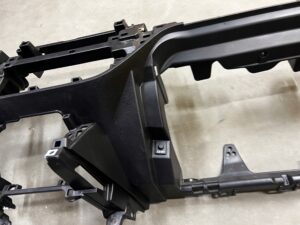 STELAŻ DOLNY DESKI KOKPITU DESKA KONSOLA DOLNA DÓŁ TOYOTA AURIS II EU