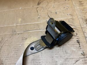 PAS BEZPIECZEŃSTWA TYŁ TYLNY BEŻ BMW 7 E38