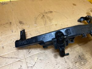 ŚLIZG MOCOWANIE WSPORNIK ZDERZAKA LAMPY PRZÓD LEWY BMW 3 E90 E91 LIFT LCI