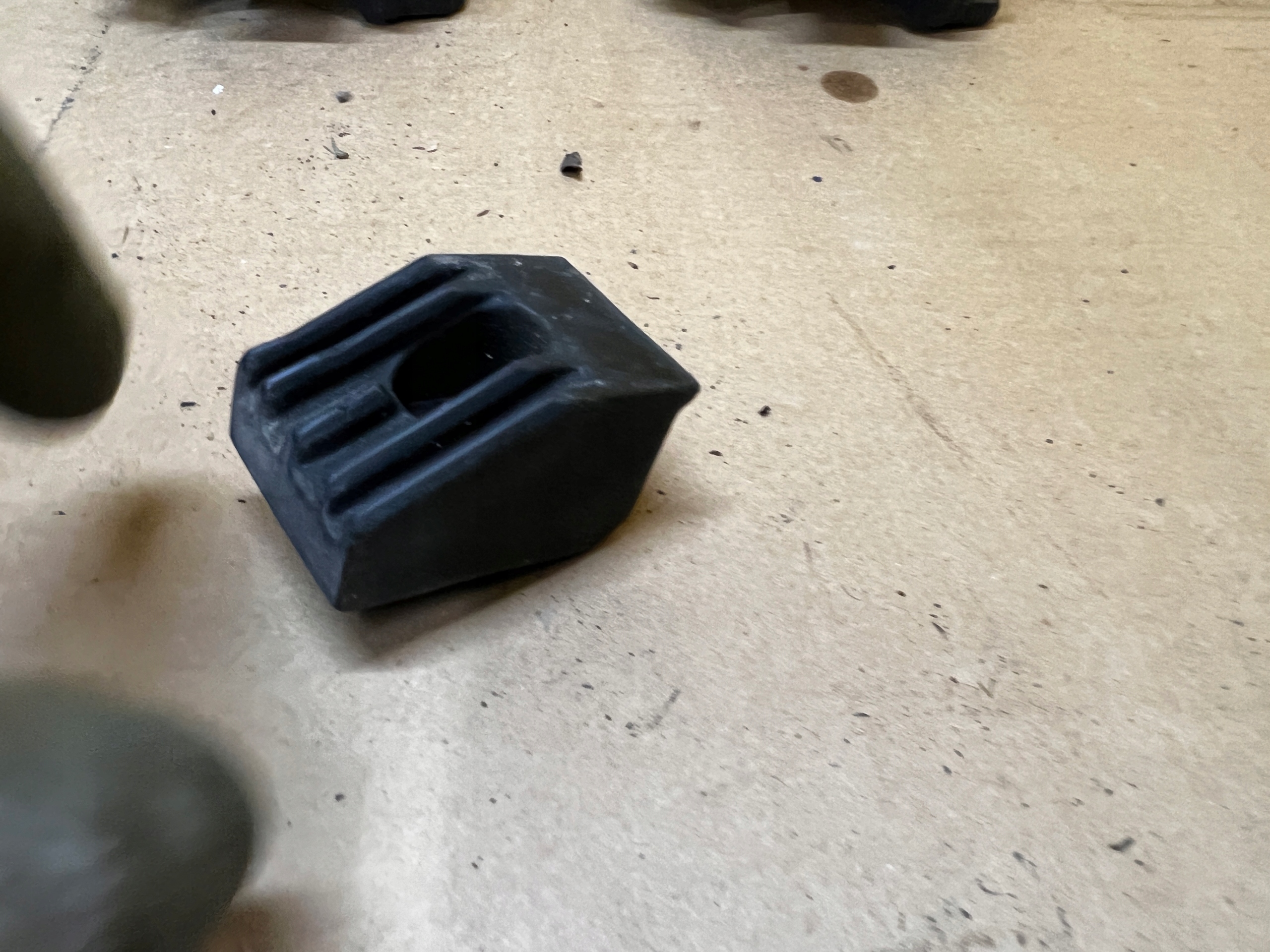 ODBÓJ ODBOJNIK KLAPY TYŁ BAGAŻNIKA FORD ESCAPE MK4