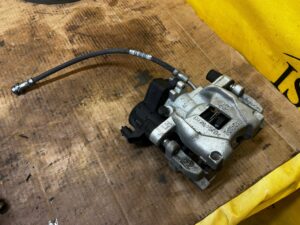 ZACISK HAMULCOWY ELEKTRYCZNY TYŁ LEWY FORD ESCAPE MK4 KUGA MK3