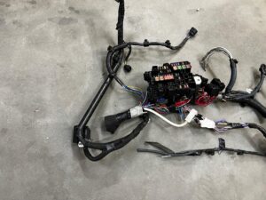 WIĄZKA INSTALACJA SKRZYNKA BEZPIECZNIKÓW TOYOTA AURIS II 1.8 HYBRID