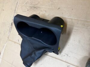 SCHOWEK UCHWYT NA KUBKI CUPHOLDER TUNELU ŚRODKOWEGO TOYOTA AURIS II EU