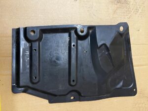 PŁYTA OSŁONA PODWOZIA SILNIKA PRZÓD LEWY LEWA TOYOTA AURIS II