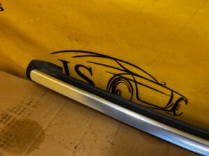 LISTWA SZYBY KAROSERYJNEJ BŁOTNIKA TYŁ PRAWA PRAWY MERCEDES GL X166