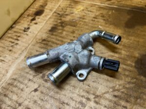 KRÓCIEC WODY CZUJNIK TEMPERATURY SILNIKA TOYOTA RAV4 V 2.5 HYBRID