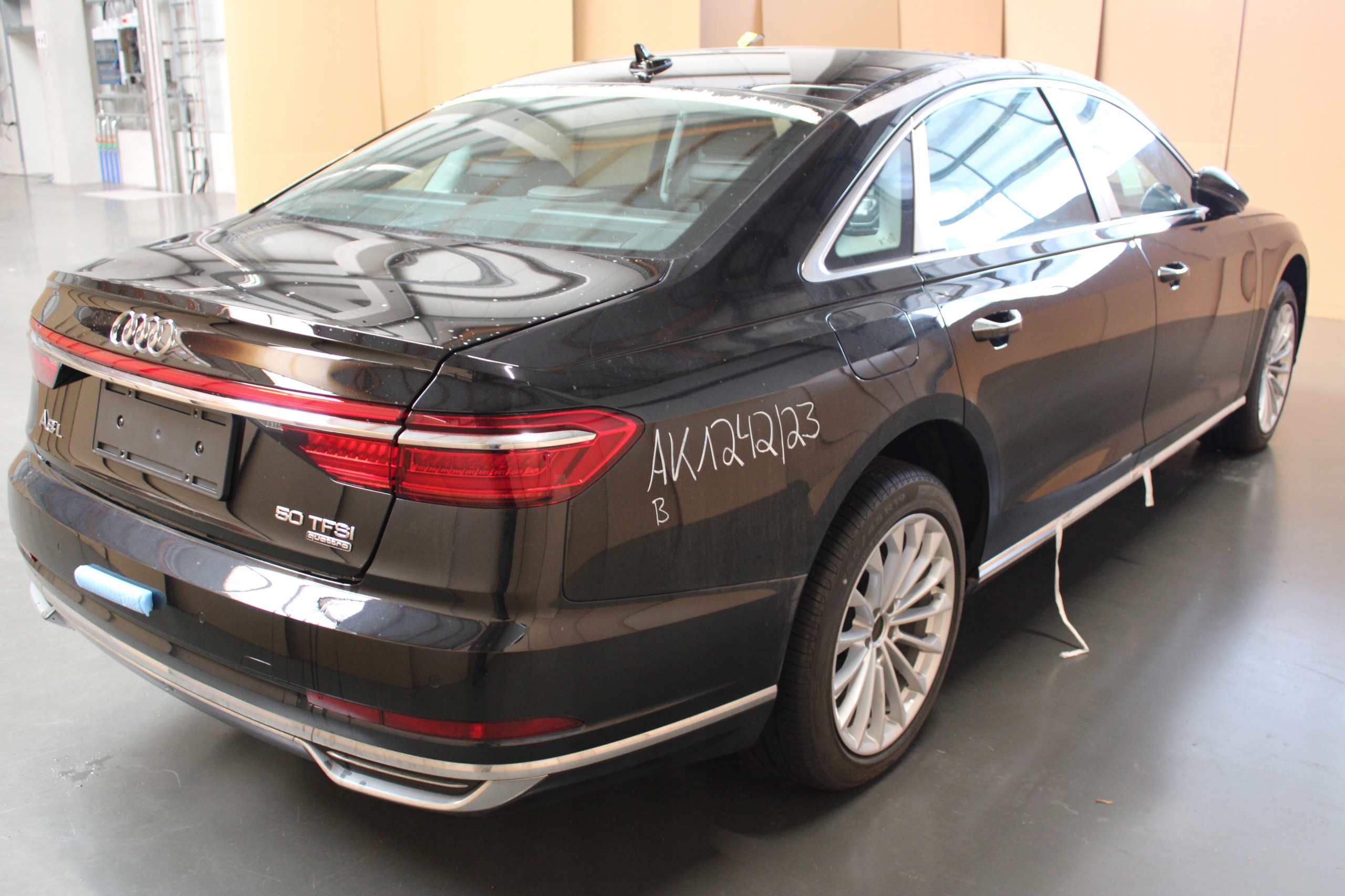 KOMPLETNY TYŁ KLAPA ZDERZAK LAMPY BELKA AUDI A8 D5 LONG LY9T