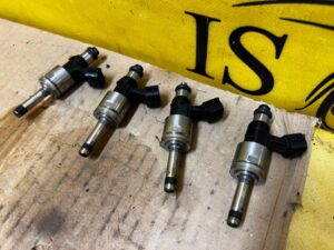 4 X WTRYSKIWACZ WTRYSKIWACZE WTRYSK PALIWA TOYOTA RAV4 V 2.5 HYBRID