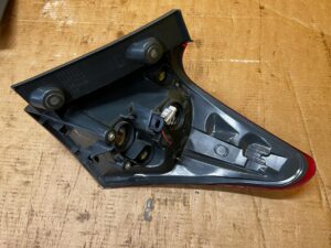 LAMPA TYŁ TYLNA LEWY LEWA W BŁOTNIK LED TOYOTA AURIS II LIFT HB