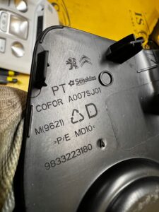 OSŁONA ZAŚLEPKA MASKOWNICA BAGAŻNIKA PRAWA PEUGEOT 2008 II