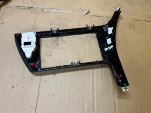 LISTWA OZDOBNA DEKOR RAMKA DESKI KONSOLI RADIA TOYOTA AURIS II LIFT EU