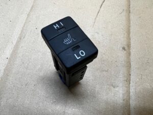 PANEL PRZEŁĄCZNIK PRZYCISK OGRZEWANIA FOTELA LEWY TOYOTA AURIS II