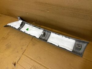 POSZYCIE OSŁONA OBUDOWA SŁUPKA PRZÓD A PRAWY TOYOTA AURIS II