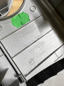 POSZYCIE OSŁONA SŁUPKA ŚRODKOWEGO B PRAWY PRAWA TOYOTA AURIS II