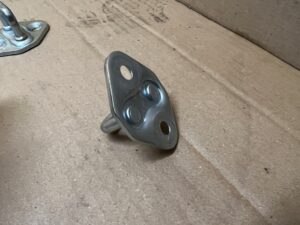 RYGIEL ZATRZASK ZAMKA DRZWI TOYOTA AURIS II