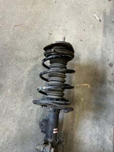 ZWROTNICA AMORTYZATOR MCPHERSON PRZÓD LEWY TOYOTA AURIS II 1.8 HYBRID