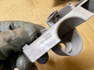 ŚLIZG MOCOWANIE WSPORNIK ZDERZAKA TYŁ LEWY TOYOTA AURIS II HB