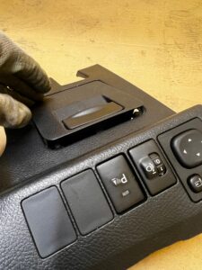 OSŁONA ZAŚLEPKA KONSOLI DESKI LEWA PRZEŁĄCZNIKI TOYOTA AURIS II LIFT EU