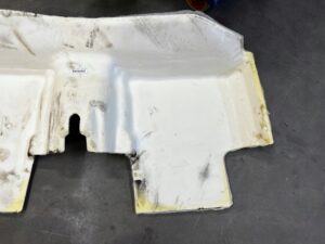 WYPEŁNIENIE WYGŁUSZENIE WYKŁADZINA STYROPIAN PODŁOGI TYŁ PEUGEOT 2008 II