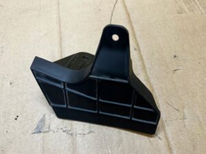 ZAKOŃCZENIE PROGU CHLAPACZ TYŁ LEWY TOYOTA AURIS II