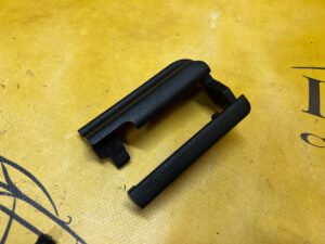 OSŁONA PROWADNICY SZYNY FOTELA PRZÓD PRAWY MERCEDES A W177