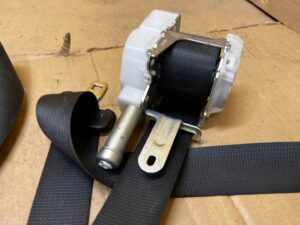 KOMPLET PAS BEZPIECZEŃSTWA PRZÓD PRAWY LEWY TOYOTA AURIS II EU