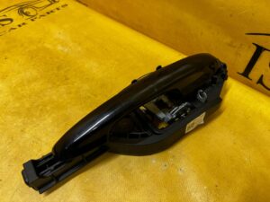 KLAMKA ZEWNĘTRZNA DRZWI TYŁ LEWY FORD ESCAPE MK4 UM