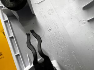 POSZYCIE OSŁONA OBUDOWA SŁUPKA PRZÓD A LEWY PEUGEOT 2008 II