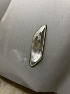 BŁOTNIK PRZÓD PRZEDNI LEWY KIERUNKOWSKAZ DACIA SANDERO III 3 2020R TEKQF