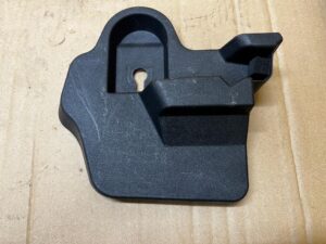 UCHWYT MOCOWANIE PODŁOGI PÓŁKI BAGAŻNIKA TYŁ LEWY TOYOTA AURIS II HB