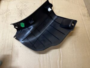 PLASTIK OSŁONA PROGU SŁUPKA A PRZÓD PRAWY TOYOTA AURIS II