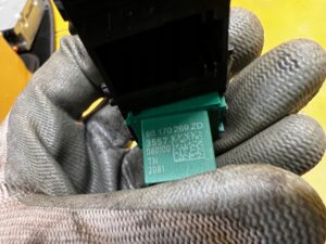 PRZYCISK PRZEŁĄCZNIK GUZIK ASYSTENTA PASA ZAŚLEPKA OSŁONA PEUGEOT 2008 II