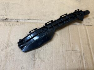 ŚLIZG MOCOWANIE WSPORNIK ZDERZAKA TYŁ LEWY TOYOTA AURIS II HB