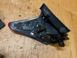 LAMPA TYŁ TYLNA PRAWY PRAWA W BŁOTNIK LED TOYOTA AURIS II LIFT HB