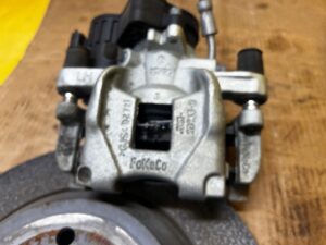 ZACISK HAMULCOWY ELEKTRYCZNY TYŁ LEWY FORD ESCAPE MK4 KUGA MK3