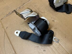 KOMPLET PAS BEZPIECZEŃSTWA TYŁ PRAWY LEWY TOYOTA AURIS II LIFT EU