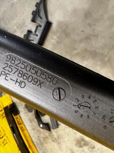 KANAŁ PRZEWÓD WLOT DOLOT POWIETRZA SZYBY PRZÓD PEUGEOT 2008 II