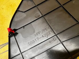 OSŁONA PLASTIK KONSOLI DESKI TUNELU ŚRODKOWEGO LEWA TOYOTA RAV4 V EU