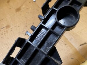 ŚLIZG MOCOWANIE WSPORNIK ZDERZAKA TYŁ LEWY TOYOTA RAV4 V