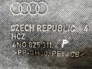 OSŁONA PŁYTA PODŁOGA PODWOZIA TYŁ TYLNA ŚRODEK AUDI A8 D5