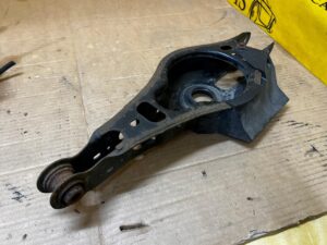 WAHACZ TYŁ TYLNY DOLNY POPRZECZNY PRAWY TOYOTA RAV4 V