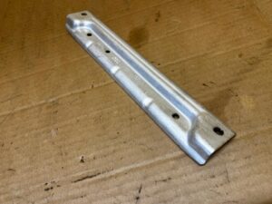 UCHWYT WSPORNIK MOCOWANIE AKUMULATORA AUDI A8 D5