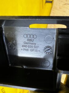 UCHWYT MOCOWANIE WZMACNIACZA ANTENOWEGO TYŁ LEWY AUDI A8 D5