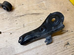 MOCOWANIE CZUJNIKA POZIOMOWANIA ŚWIATEŁ LAMP TOYOTA RAV4 V