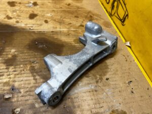 ŁAPA PODUSZKA WSPORNIK MOCOWANIE SILNIKA TOYOTA RAV4 V 2.5 HYBRID