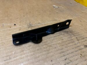 UCHWYT MOCOWANIE WSPORNIK NA PODŁUŻNICY PRAWY AUDI A8 D5